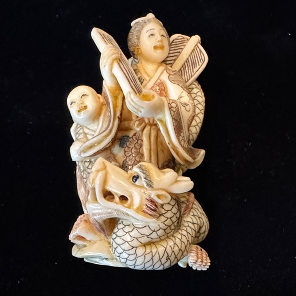 Intricately Carved Faux Ivory (?) Signed Netsuke with Dragon Motif - Picture 1 of 12